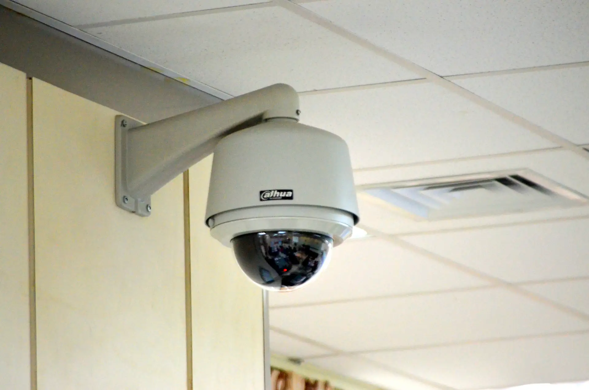 Een dome-camera aan een wall-mount